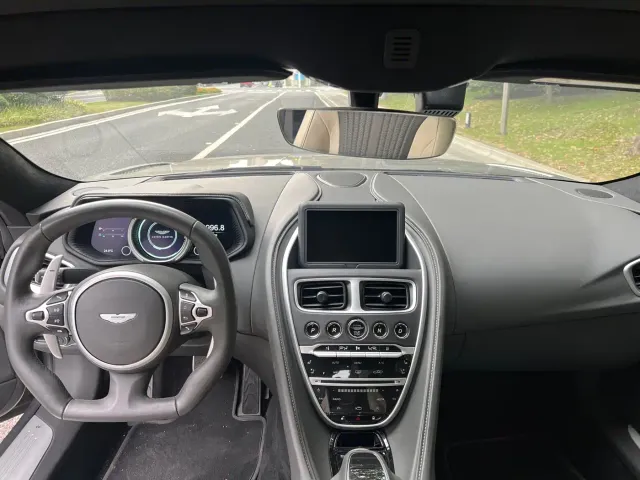 Aston Martin DB11 — Фото автомобиля 13