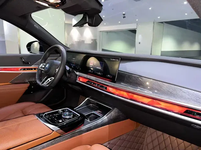 BMW i7 — Фото автомобиля 12