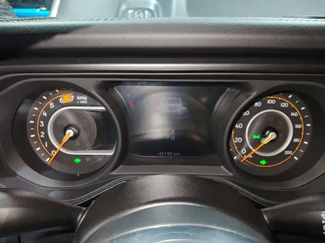Jeep Wrangler — Фото автомобиля 11