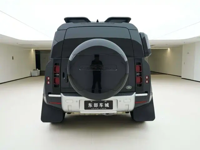 Land Rover Defender — Фото автомобиля 5