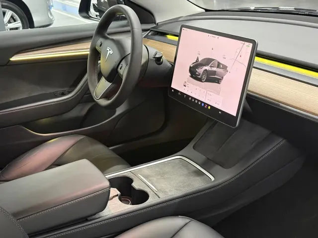 Tesla Model 3 — Фото автомобиля 8