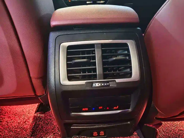 BMW iX3 — Фото автомобиля 11