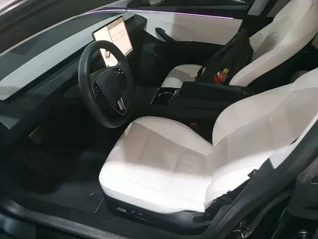 Tesla Model 3 — Фото автомобиля 14