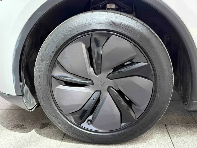 Tesla Model Y — Фото автомобиля 8