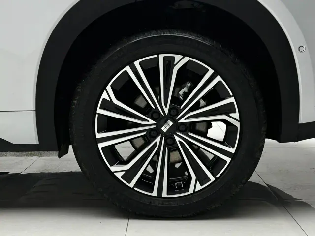 Geely Galaxy Starship 7 EM-i — Фото автомобиля 18