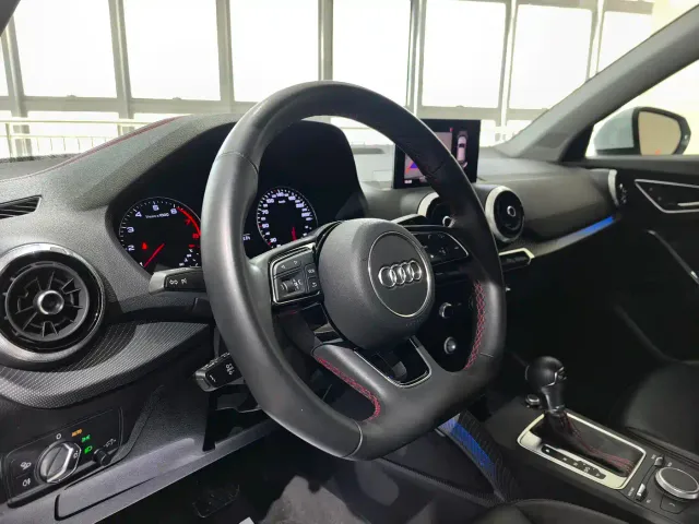 Audi Q2L — Фото автомобиля 7