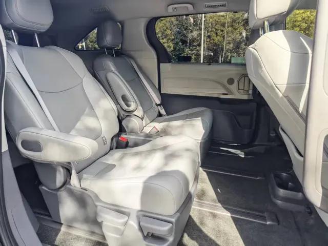 Toyota Granvia — Фото автомобиля 14