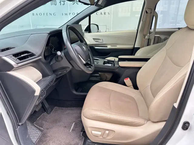 Toyota Sienna — Фото автомобиля 4