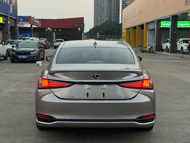 Lexus ES — Фото автомобиля 13