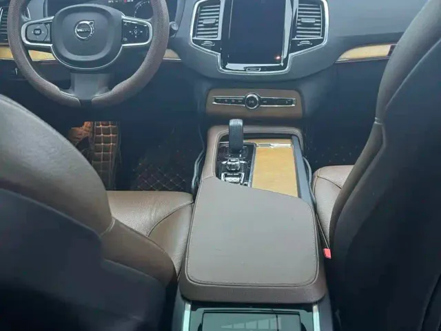 Volvo XC90 — Фото автомобиля 12