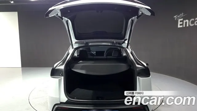 Tesla Model Y — Фото автомобиля 18