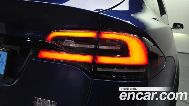 Tesla Model X — Фото автомобиля 23