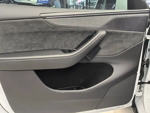 Tesla Model Y — Фото автомобиля 15