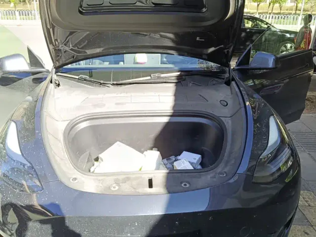 Tesla Model Y — Фото автомобиля 16