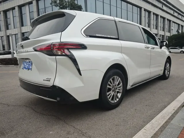 Toyota Sienna — Фото автомобиля 3
