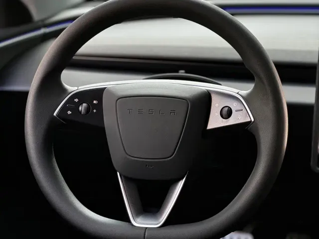 Tesla Model 3 — Фото автомобиля 6