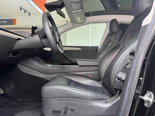 Tesla Model Y — Фото автомобиля 10
