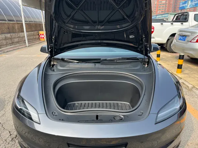 Tesla Model 3 — Фото автомобиля 22