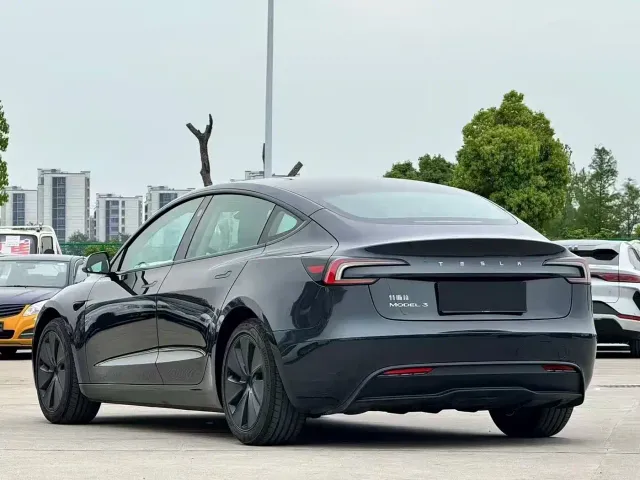 Tesla Model 3 — Фото автомобиля 9