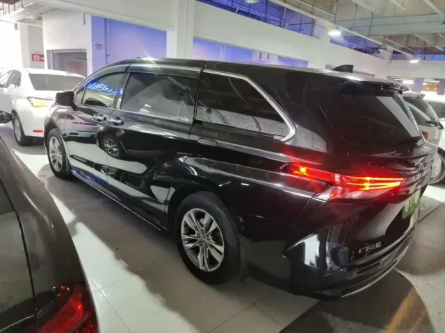 Toyota Sienna — Фото автомобиля 4