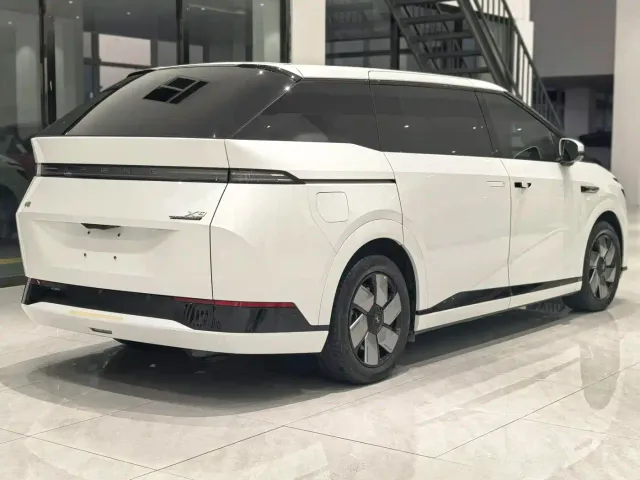 Xpeng X9 — Фото автомобиля 6