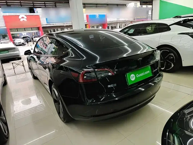 Tesla Model 3 — Фото автомобиля 4