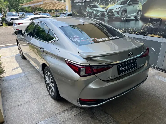 Lexus ES — Фото автомобиля 5