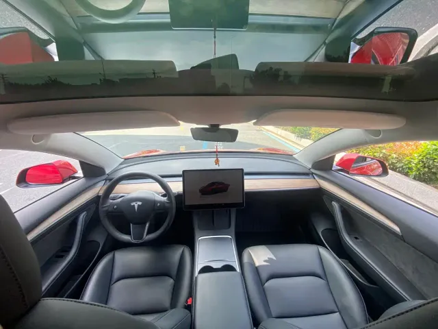 Tesla Model 3 — Фото автомобиля 9