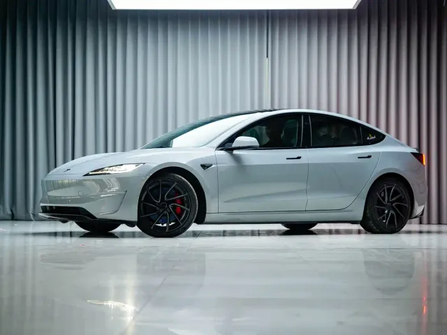 Tesla Model 3 — Фото автомобиля 2