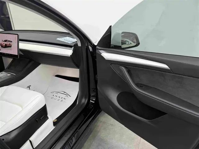 Tesla Model Y — Фото автомобиля 13
