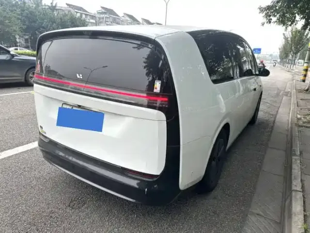 Li Auto MEGA — Фото автомобиля 6