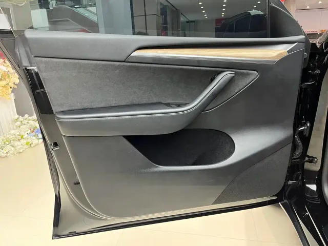 Tesla Model Y — Фото автомобиля 8