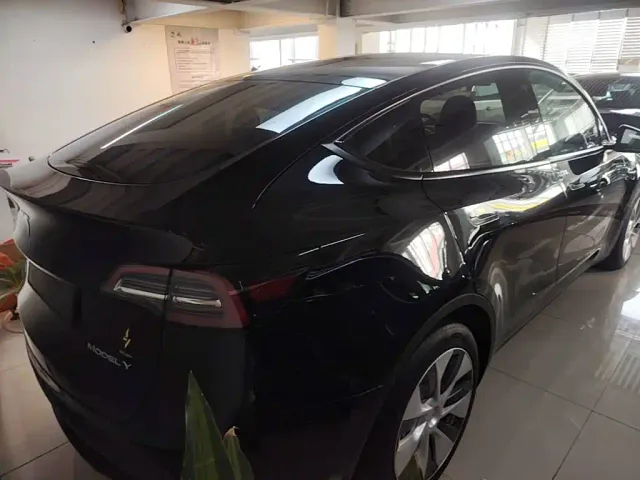 Tesla Model Y — Фото автомобиля 6