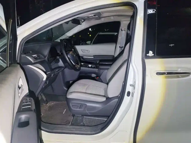 Toyota Sienna — Фото автомобиля 5