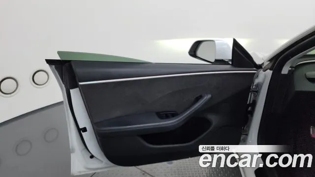 Tesla Model 3 — Фото автомобиля 20