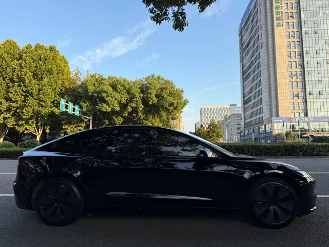Tesla Model 3 — Фото автомобиля 6