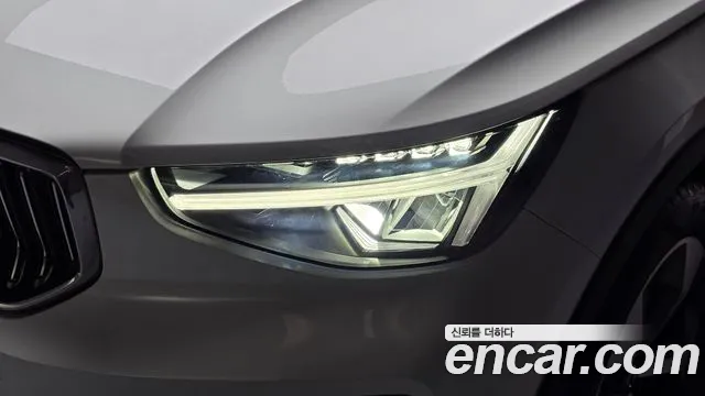 Volvo XC40 — Фото автомобиля 7