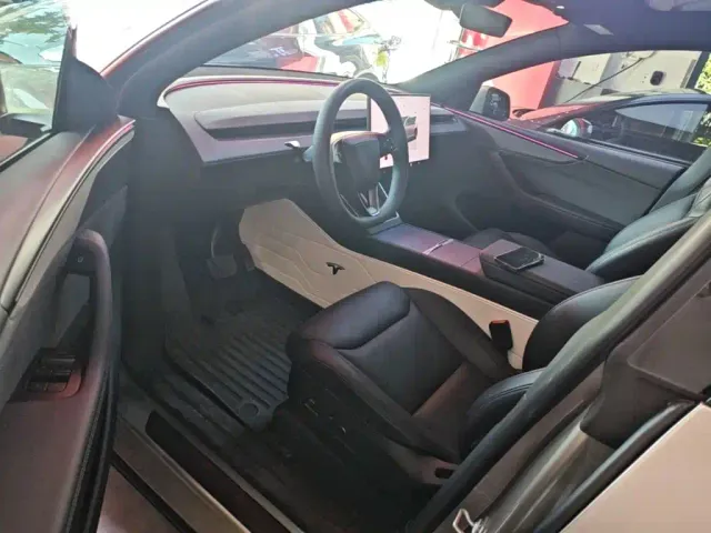 Tesla Model Y L — Фото автомобиля 15