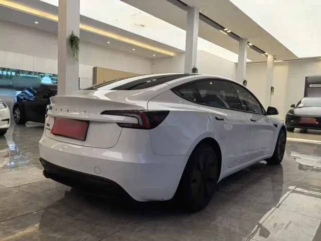 Tesla Model 3 — Фото автомобиля 5