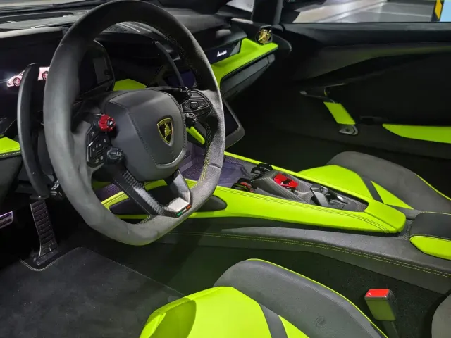 Lamborghini Revuelto — Фото автомобиля 7