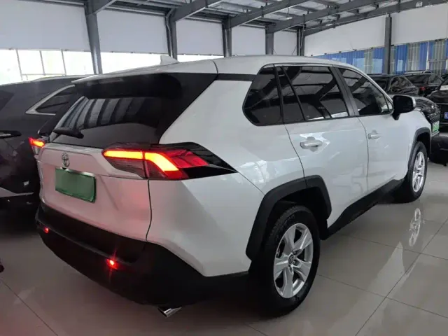 Toyota RAV4 — Фото автомобиля 6