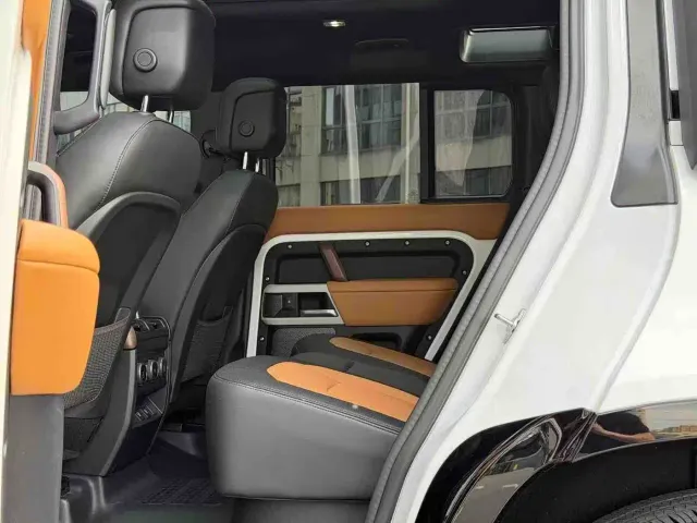 Land Rover Defender — Фото автомобиля 9