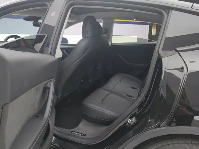 Tesla Model Y — Фото автомобиля 11