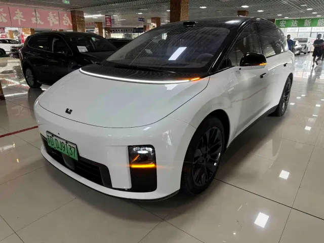 Li Auto i8 — Фото автомобиля 2