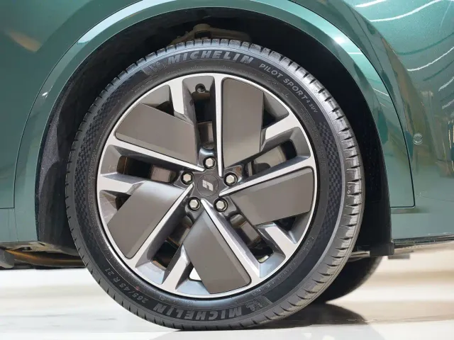 Li Auto L9 — Фото автомобиля 8