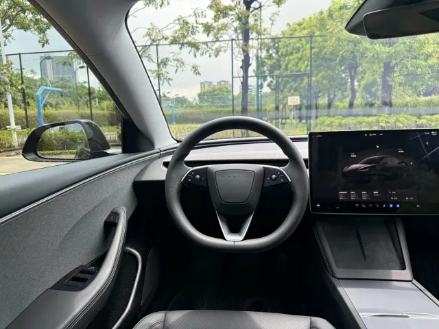 Tesla Model 3 — Фото автомобиля 5