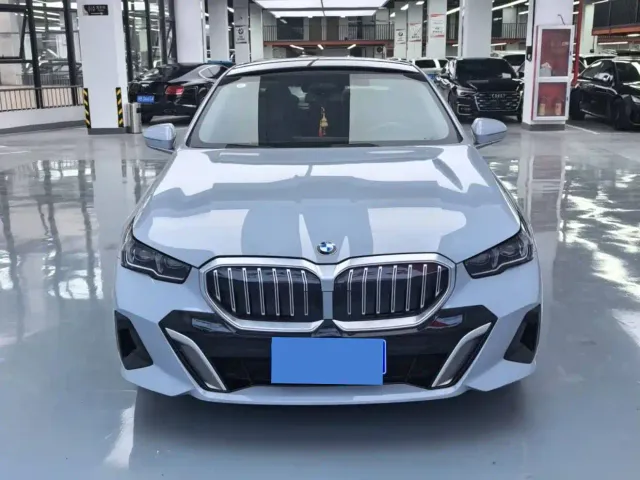 BMW 5 Series — Фото автомобиля 2