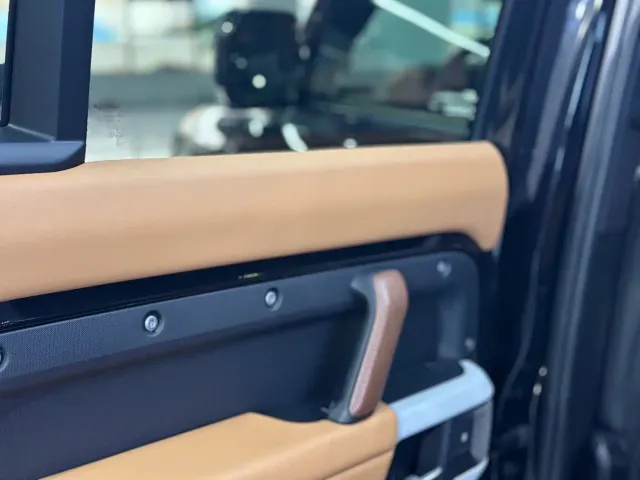 Land Rover Defender — Фото автомобиля 8