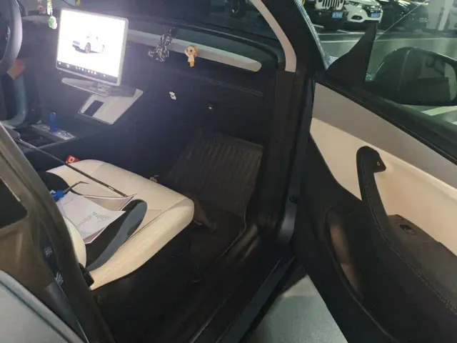 Tesla Model Y — Фото автомобиля 17