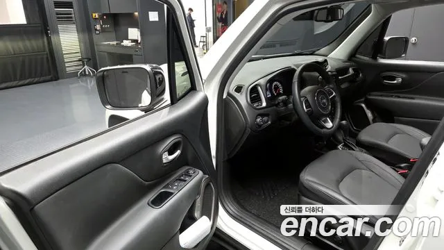 Jeep Renegade — Фото автомобиля 11